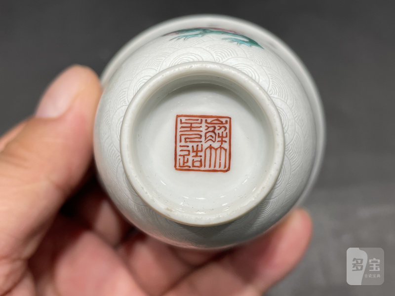 清道光 嶰竹主人造沥粉海水纹粉彩人物故事图铃铛杯一对 - 图14
